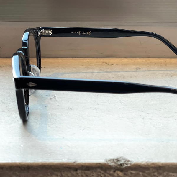 02｜アセテートフレームが生む上品な存在感