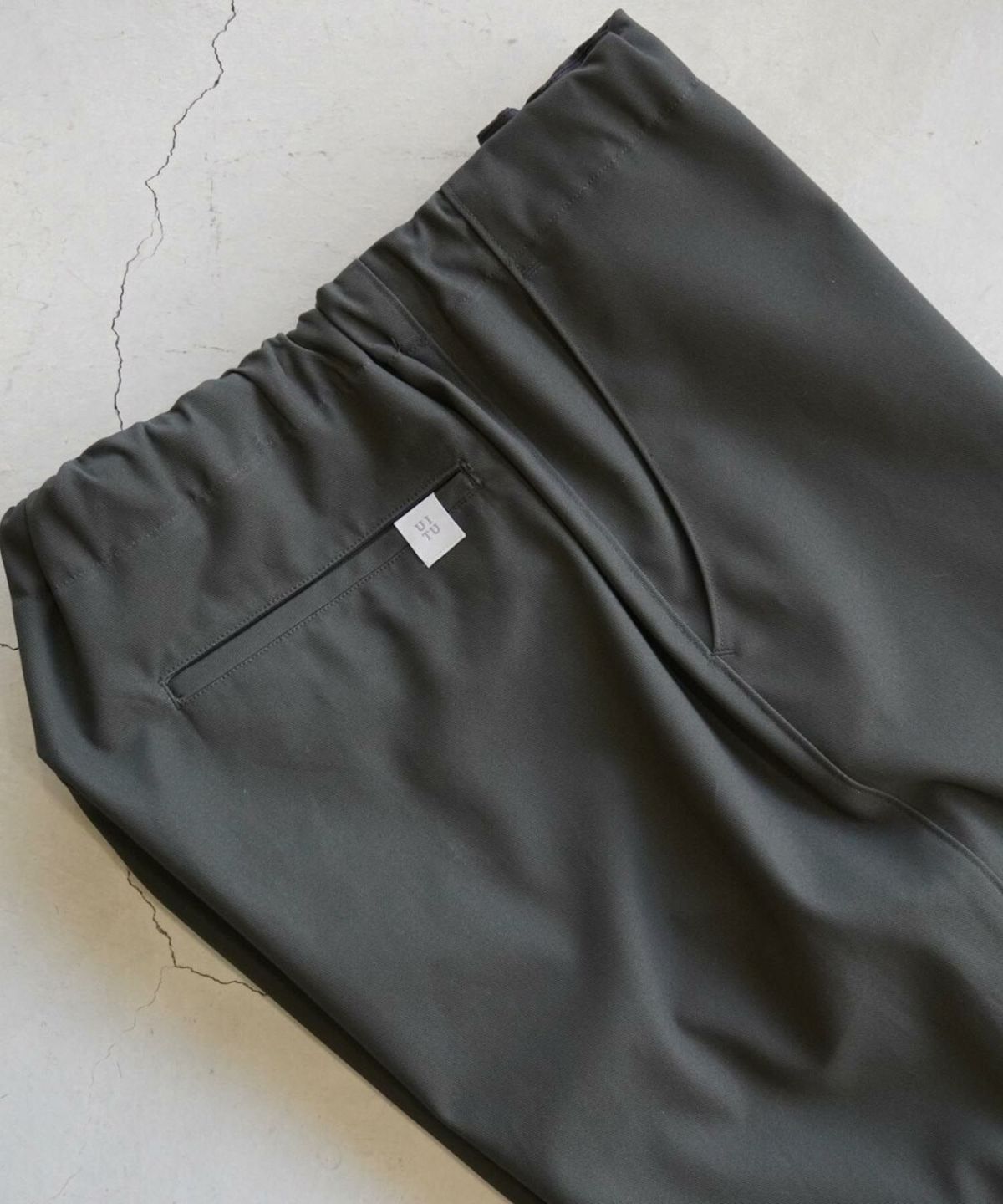 UITU HIGH TWISTED ORGANIC COTTON TWILL EASY TROUSERS UUP-001 イージートラウザー チャコールグレー